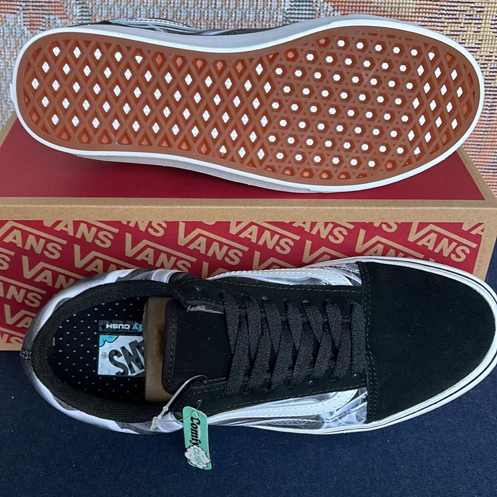 Vans WMNS Comfycush Old Skool 
After Dark Black/White
VN0A5DYCBZW
sneakers - Picture 4 of 16
